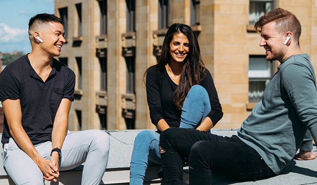 Tai nghe phiên dịch WT2 màu trắng với công nghệ AI hiện đại