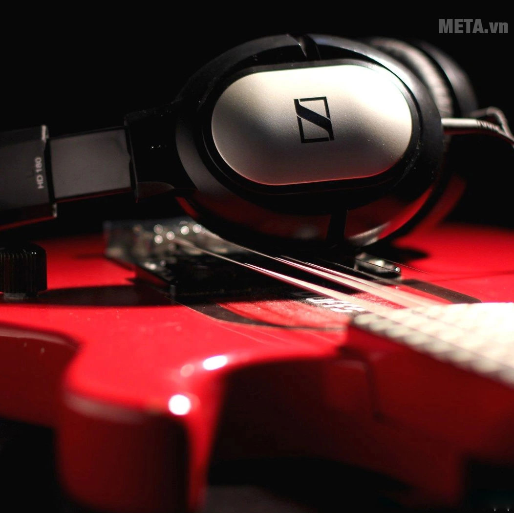 Đánh giá tổng quan về hiệu suất và tính năng của tai nghe Sennheiser HD 180