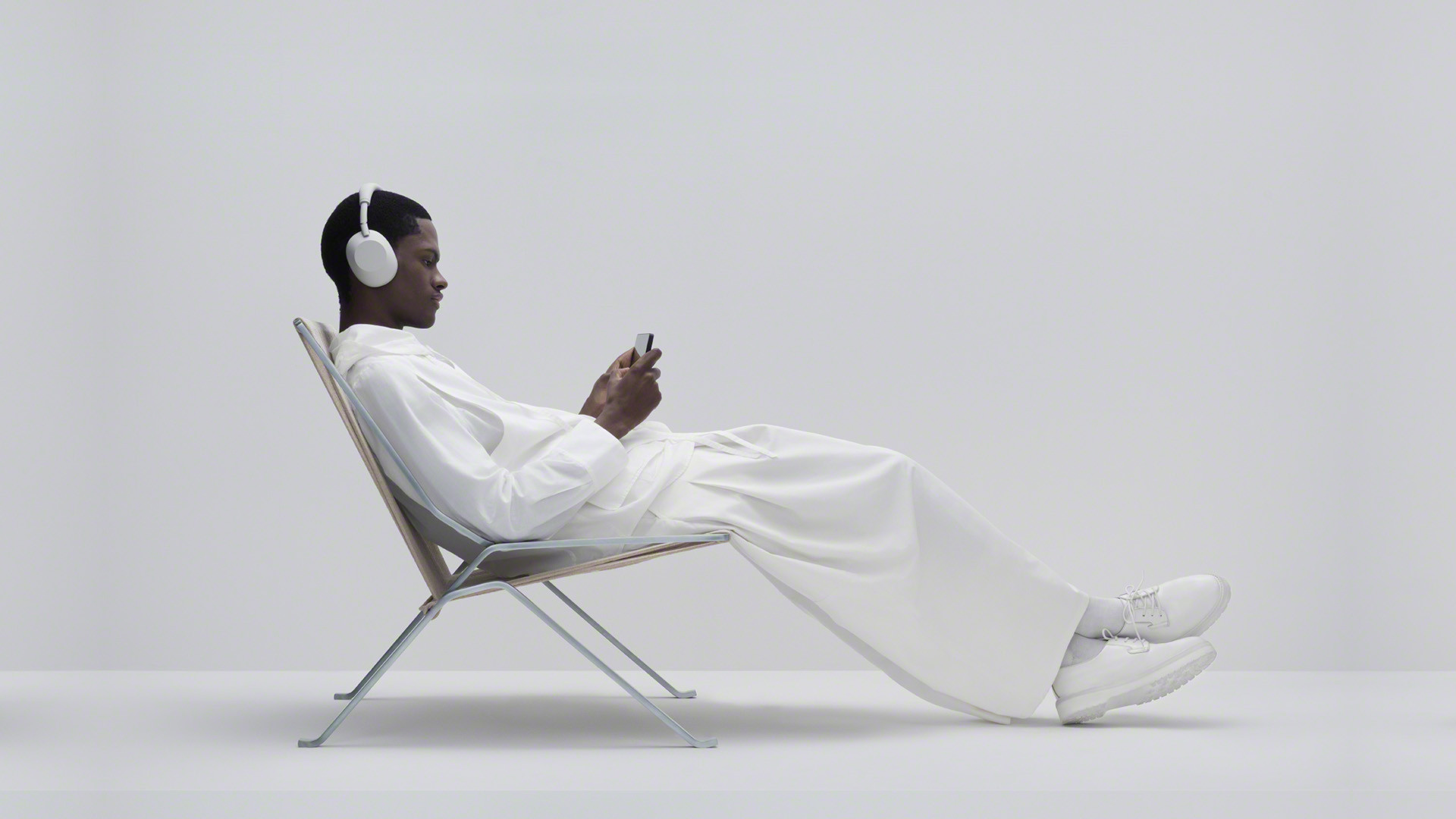 Hình ảnh một biểu ngữ thể hiện sự kết nối và tương tác giữa các thiết bị âm thanh