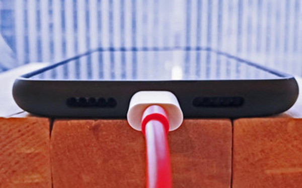 Tránh vắt dây qua cạnh bàn