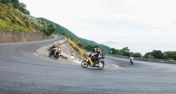 Người dân di chuyển bằng xe máy trên đường quốc lộ