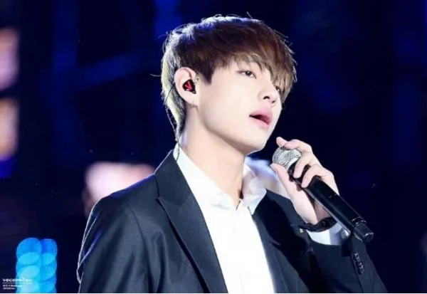 Tai Nghe In-Ear Monitors: Tại Sao Đây Là “Vật Bất Ly Thân” Của Ca Sĩ Trên Sân Khấu?