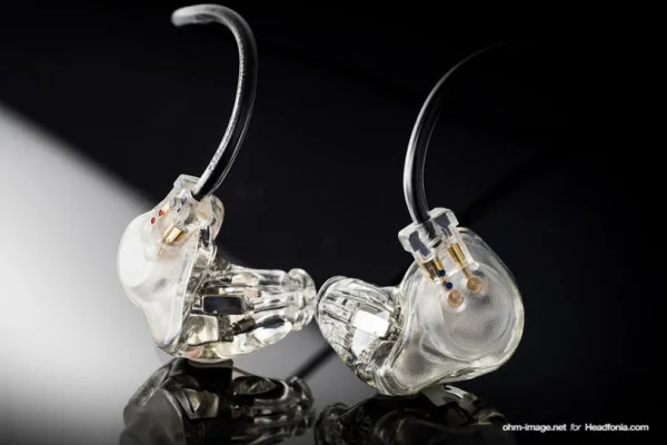 Cận cảnh tai nghe in-ear monitors custom-fit màu sắc nổi bật, được thiết kế riêng cho người đeo