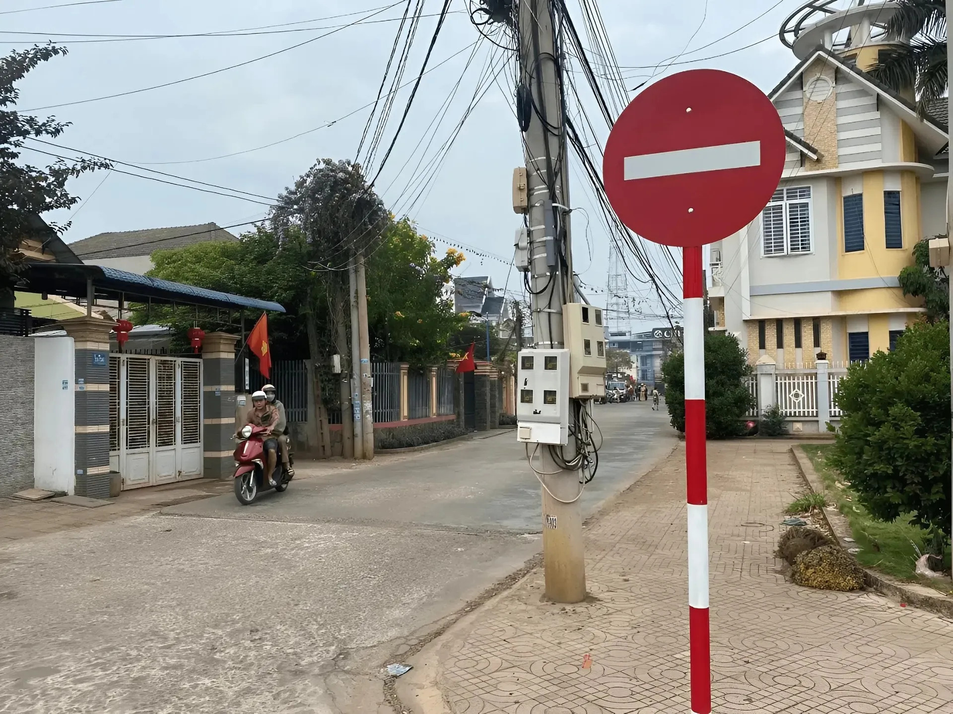 Biển báo cấm đi ngược chiều có ý nghĩa gì