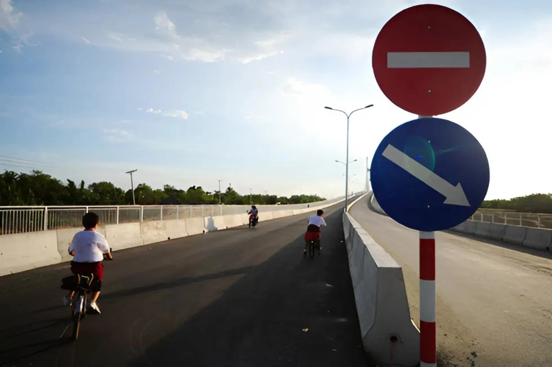 Xem biển báo cấm đi ngược chiều