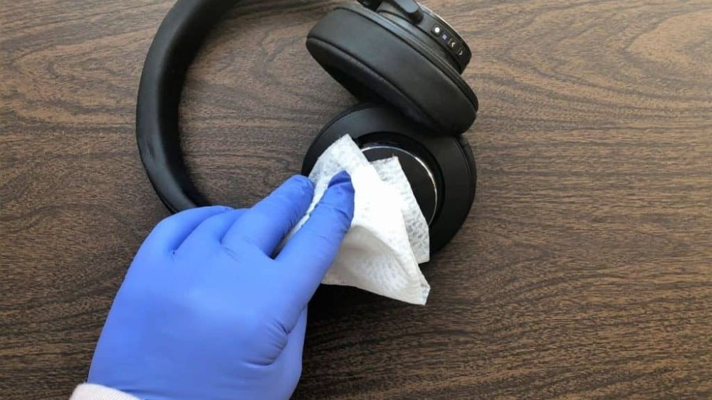 Vệ sinh phần ngoài tai nghe