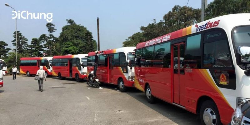 Xe khách 16 chỗ đang đón trả khách tại điểm dừng