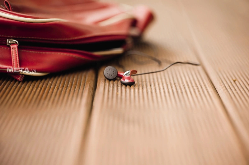 Tai nghe Sennheiser MX 365 đặt gọn trong lòng bàn tay