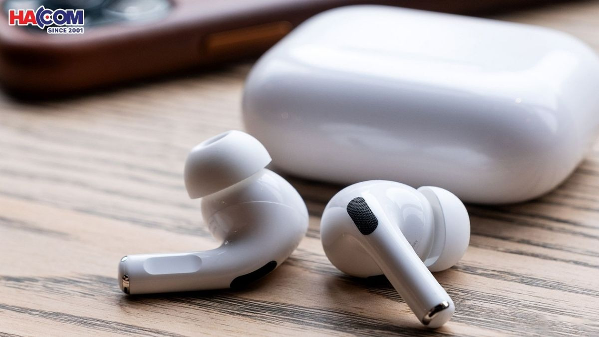 Một người phụ nữ đang tập trung nghe nhạc với tai nghe chụp tai, minh họa cho việc chọn tai nghe phù hợp với phong cách sống