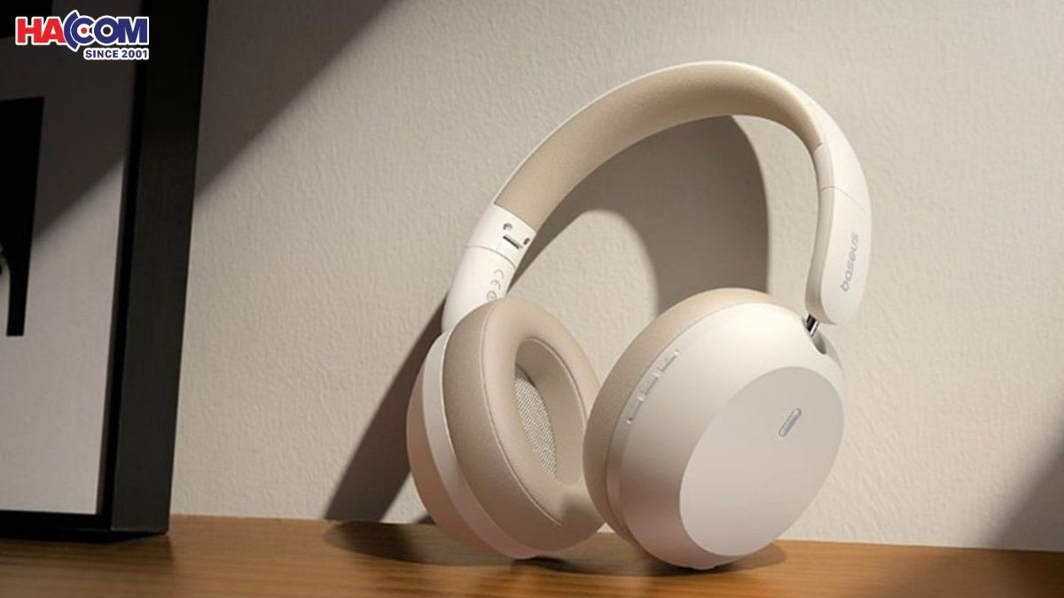 Một chiếc tai nghe chụp tai màu xám bạc đang được đặt trên bàn, thể hiện sự tinh tế của công nghệ âm thanh hiện đại