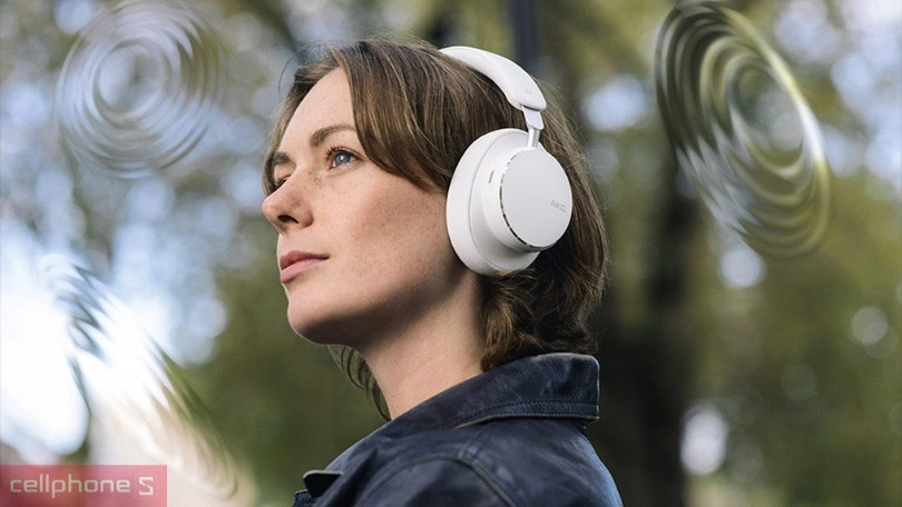 Tai nghe chụp tai AKG với logo nổi bật, thiết kế sang trọng