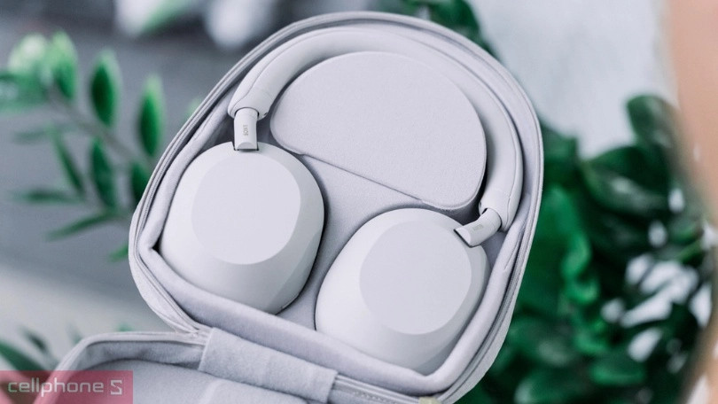 Tai nghe chụp tai Sony màu đen với thiết kế hiện đại, khả năng chống ồn hàng đầu