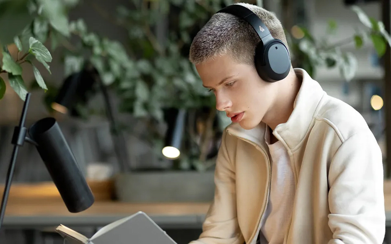 Cận cảnh đệm tai mềm mại của tai nghe Edifier W820NB