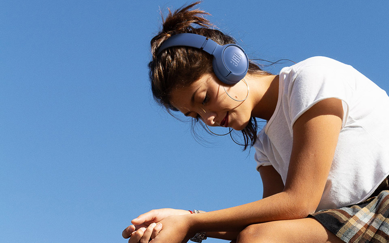 Tai nghe JBL Tune 520BT màu xanh dương nổi bật