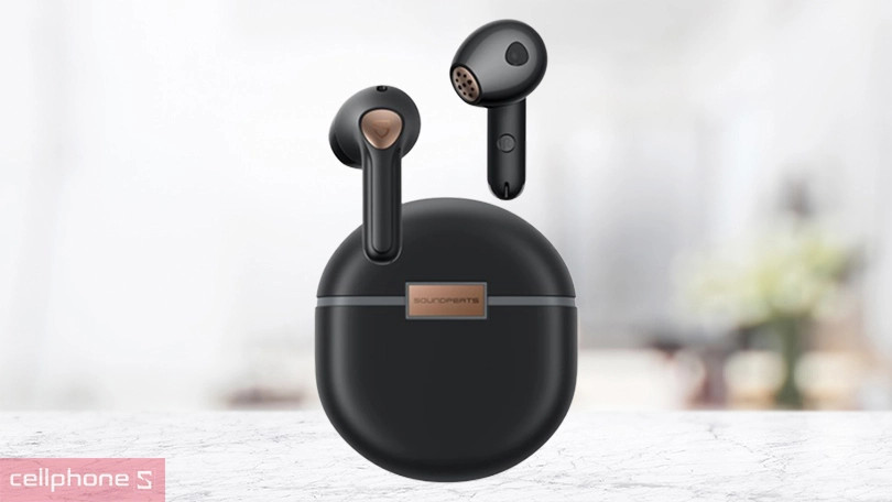 Cận cảnh tai nghe SoundPEATS Air 4 với phần cảm ứng và micro