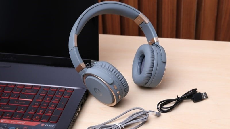 Một chiếc tai nghe gaming chụp tai màu đen với đèn LED nổi bật