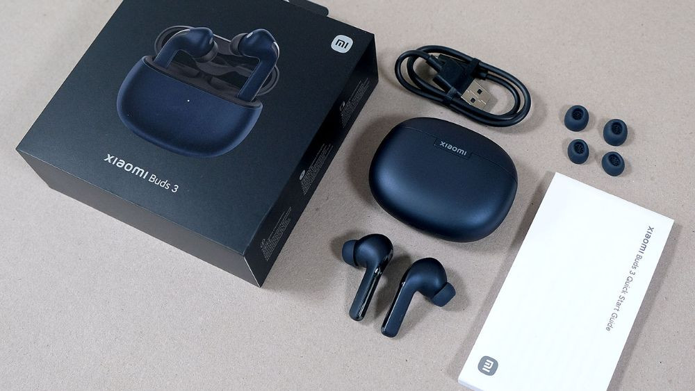 Tai nghe Xiaomi Buds 3 màu trắng cùng hộp sạc nhỏ gọn