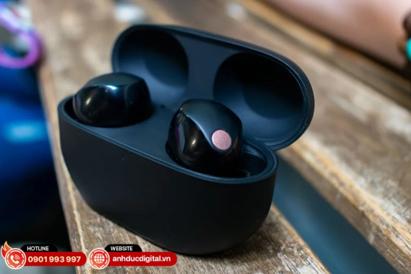 Tai nghe Sony WF-1000XM5 màu đen, nổi bật với khả năng chống ồn hiệu quả và âm thanh sống động