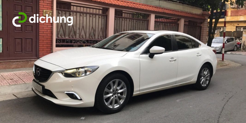 Hình ảnh xe ô tô con di chuyển trên đường cao tốc