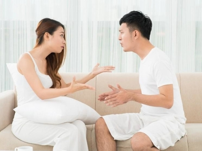 Một cặp đôi đang tranh cãi, gương mặt biểu lộ sự căng thẳng khi tình cảm phai nhạt