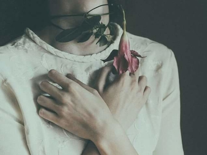 Hai bàn tay đang cố gắng xoa dịu một trái tim tan vỡ, biểu thị sự tổn thương sâu sắc