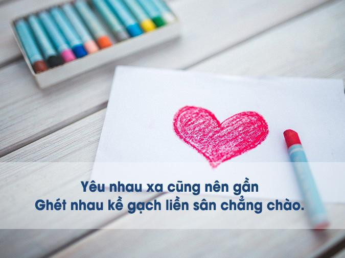 Hai người nắm tay nhau vượt qua khoảng cách, biểu thị tình yêu gắn kết mọi rào cản
