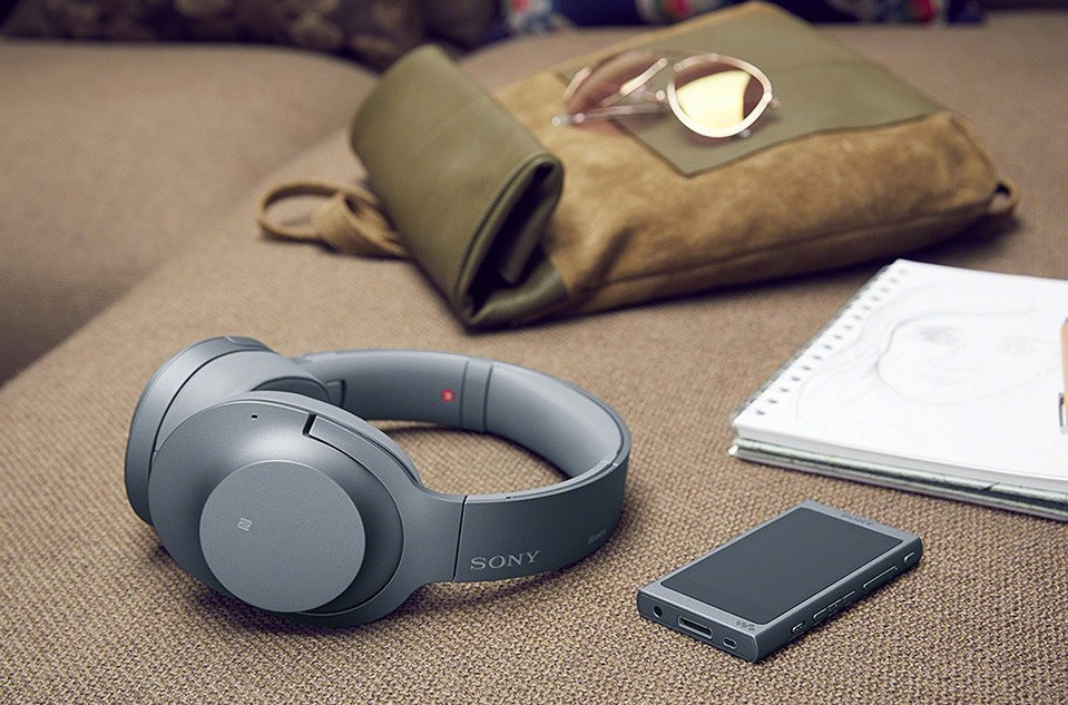 Tai nghe Sony WH-H900N màu đen xám với thiết kế gập gọn