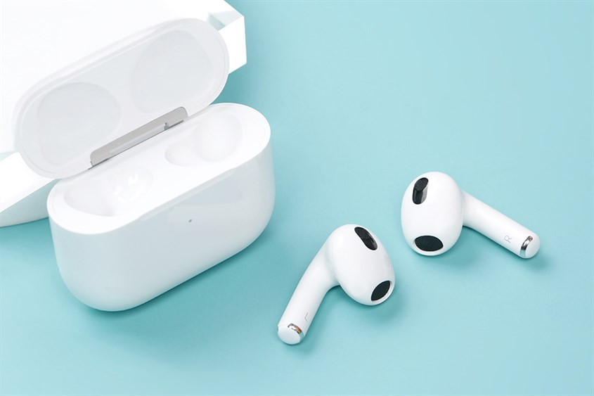Tai nghe Bluetooth AirPods 3 Wireless Charge Apple MME73 và hộp sạc không dây của nó