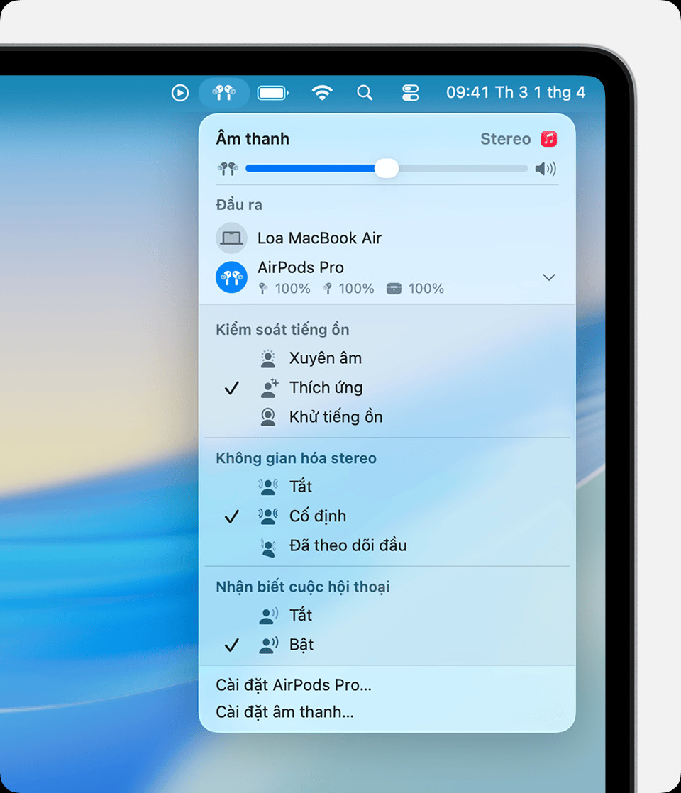 Menu âm thanh trong thanh menu trên máy Mac hiển thị các tùy chọn Kiểm soát tiếng ồn khi AirPods Pro hoặc AirPods Max được kết nối làm thiết bị đầu ra.