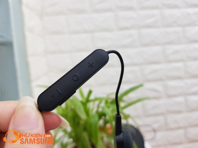 Tai nghe Bluetooth không dây Huawei Hono AM61 trên tai người dùng