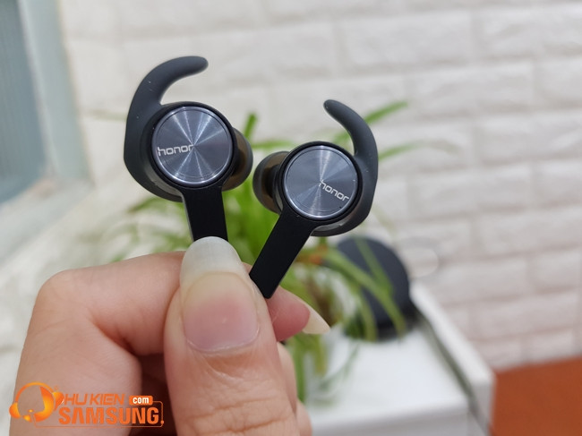 Tai nghe Huawei Hono AM61 đang sạc qua cổng Micro USB