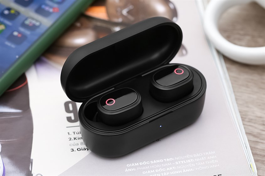 Hình ảnh minh họa một chiếc tai nghe Bluetooth True Wireless trong hộp sạc