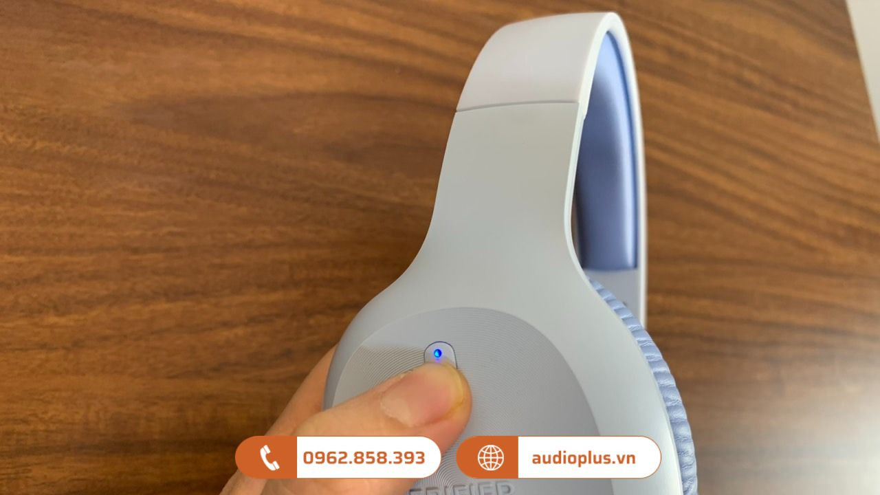 Giữ nút nguồn để đưa tai nghe chụp đầu EDIFIER vào chế độ ghép nối