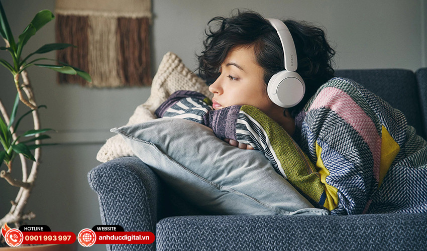 Hình ảnh cận cảnh tai nghe Sony chụp tai màu đen với đệm tai êm ái