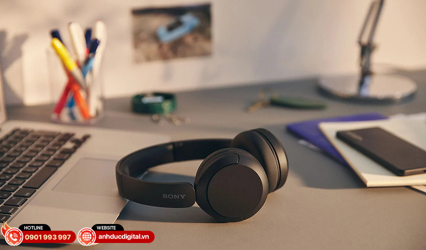 Người dùng chạy bộ và nghe nhạc bằng tai nghe Sony không dây