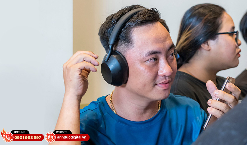 Người dùng đeo tai nghe Sony với biểu cảm hài lòng