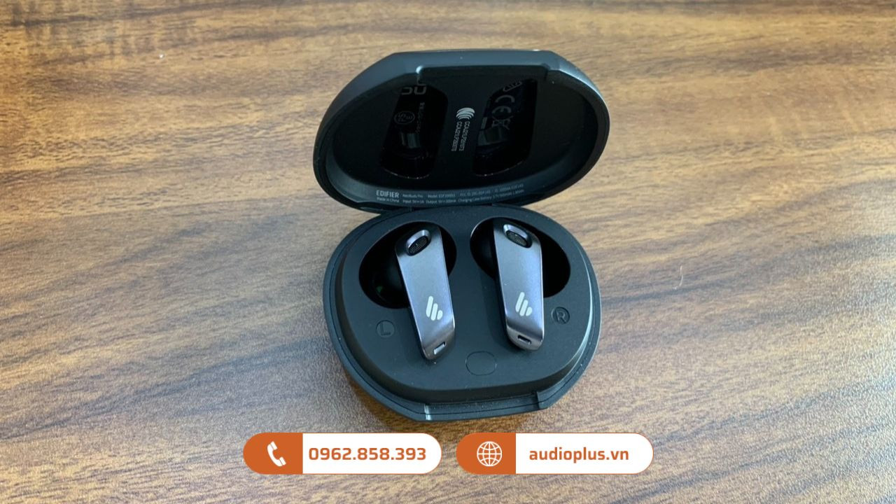 Đặt hai tai nghe vào hộp sạc EDIFIER True Wireless để bắt đầu ghép nối