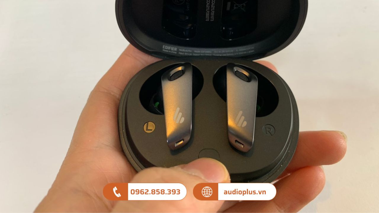 Thao tác nhấn và giữ nút trên hộp sạc tai nghe EDIFIER True Wireless