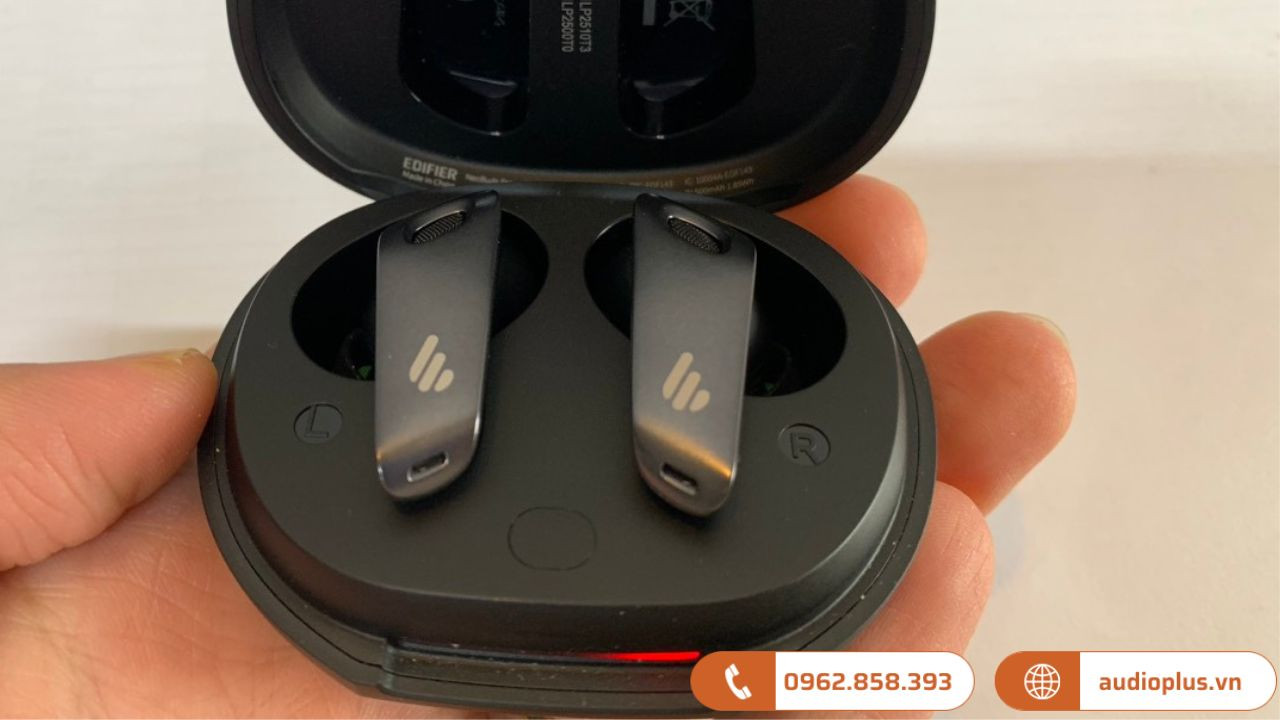 Đèn báo hiệu hộp sạc tai nghe EDIFIER đang ở chế độ chờ ghép nối