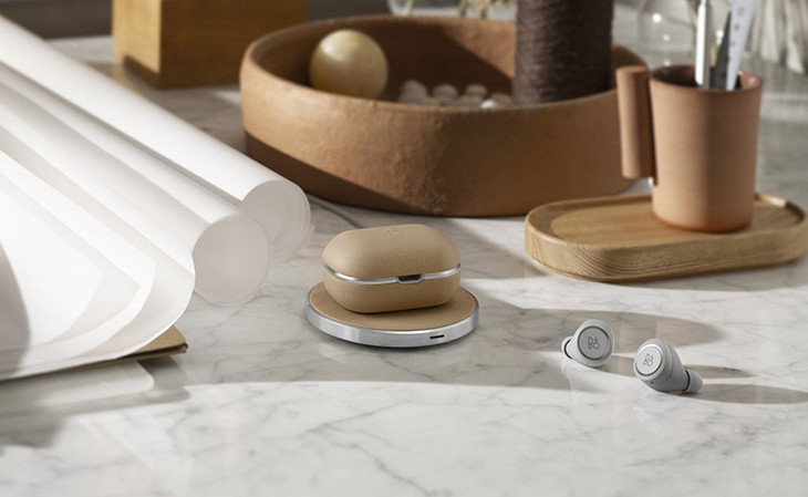 Minh họa cách đặt tai nghe True Wireless vào đế sạc không dây Qi