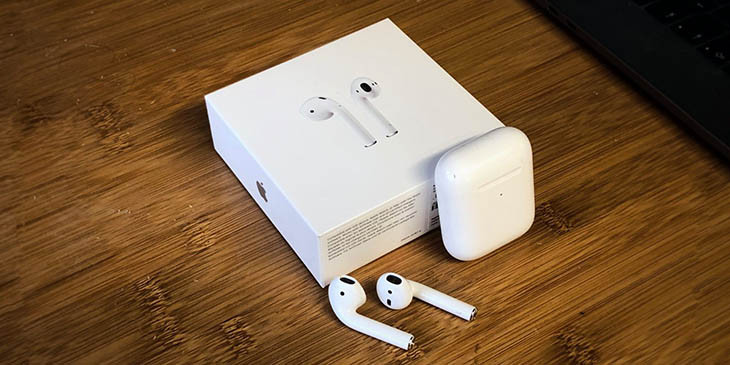 Một cặp tai nghe Apple AirPods và hộp sạc đang mở
