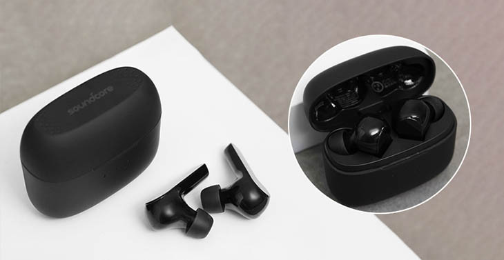Một cặp tai nghe TWS Anker Soundcore màu đen trong hộp sạc