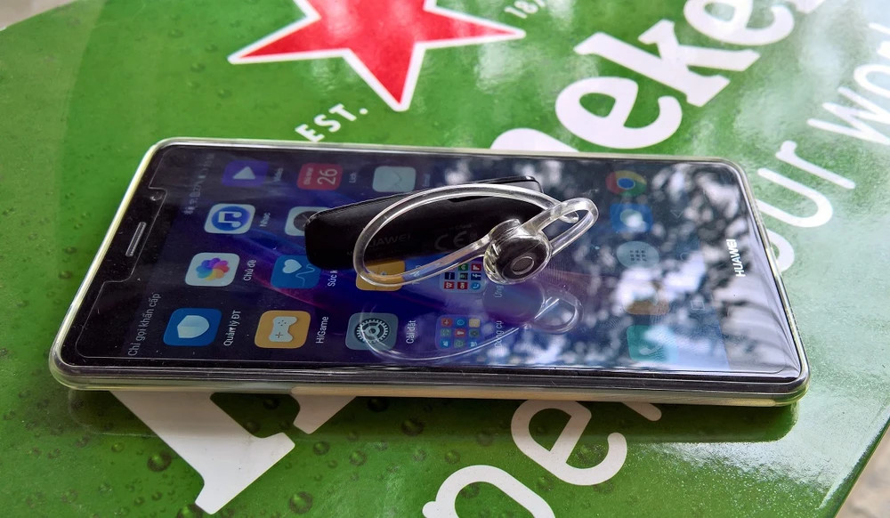 Tai nghe bluetooth được sử dụng để điều khiển chụp ảnh từ xa