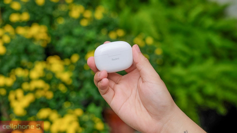 Hộp sạc nhỏ gọn với các đường nét tinh tế của Xiaomi Redmi Buds 5 Pro