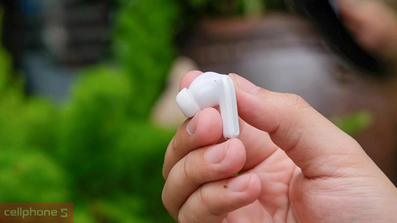 Thiết kế công thái học của tai nghe Xiaomi Redmi Buds 5 Pro giúp vừa vặn thoải mái