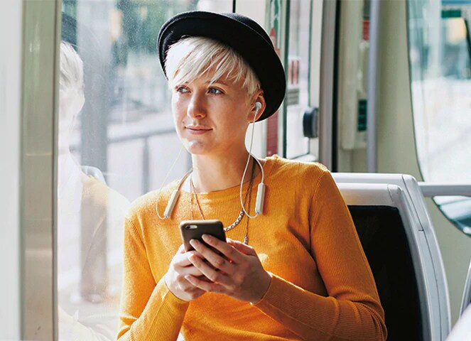 Một chiếc tai nghe in-ear không dây màu đen đang kết nối
