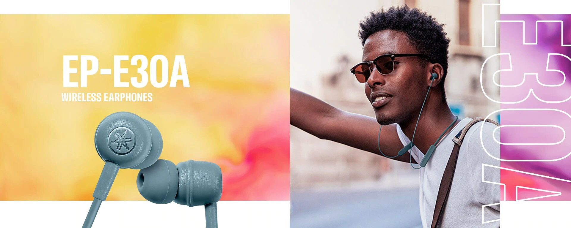 Tai nghe in-ear không dây màu hồng trong hộp sạc