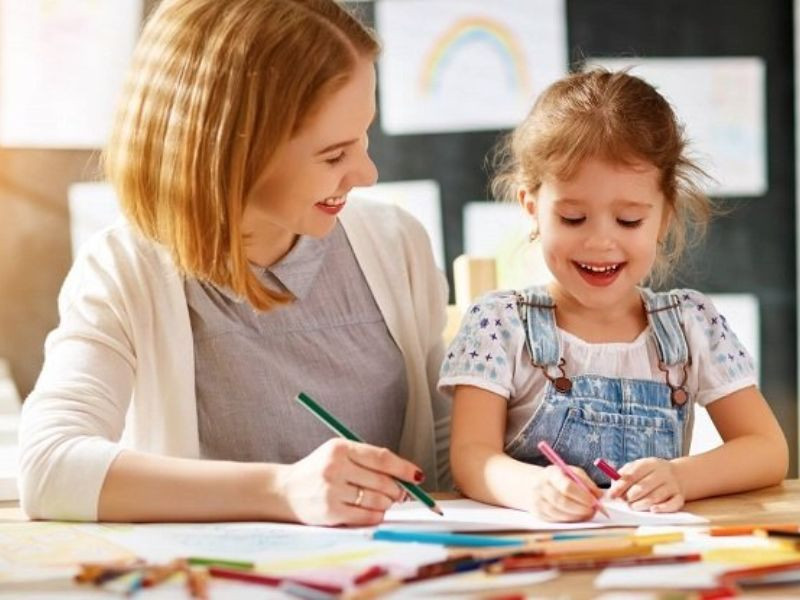 Học dấu lớn dấu bé dấu bằng thông qua đa giác quan giúp con ghi nhớ hiệu quả