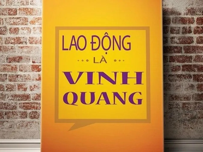Một người đàn ông đang trồng cây, biểu trưng cho sự gieo trồng và thu hoạch