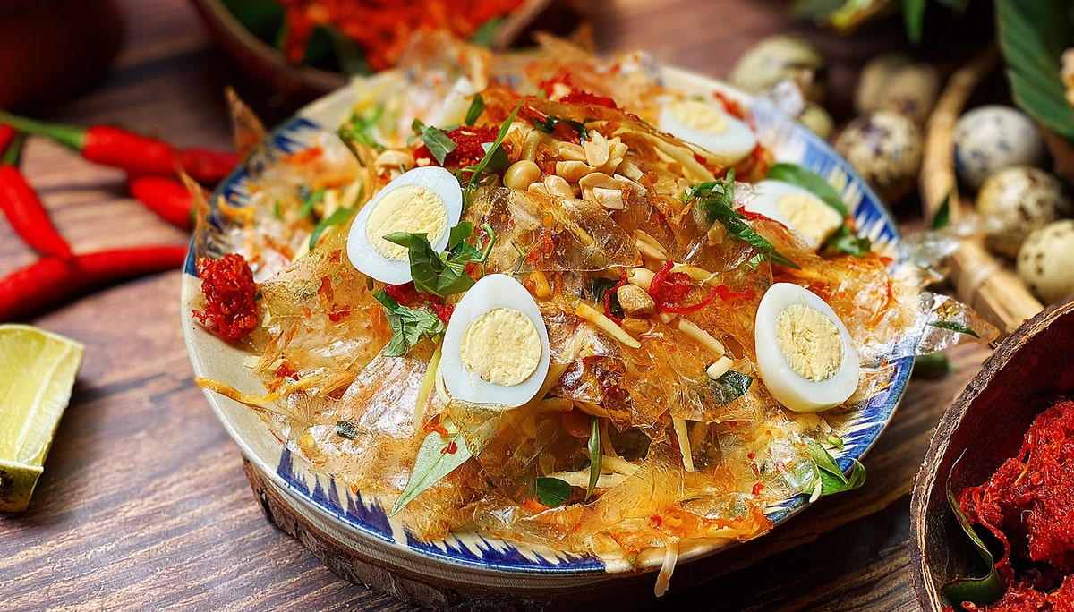 Du khách có thể thưởng thức các món ăn vặt Sài Gòn khi trời mưa